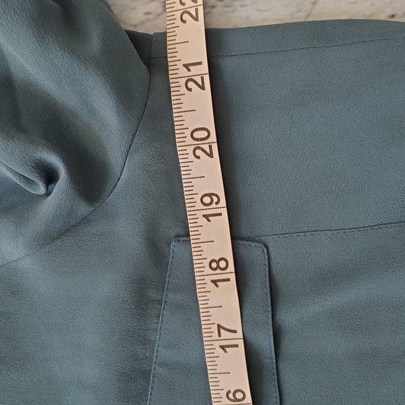 EILEEN FISHER Silk blouse, adjustable sleeves. - Picture 7 of 9